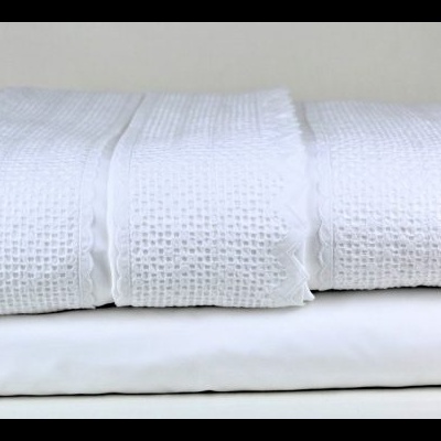 Conjunto de toalhas de banho brancas empilhadas