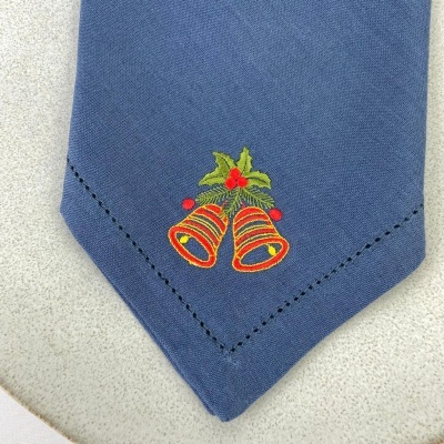 Gravata azul com bordado de sinos de Natal e folhagem
