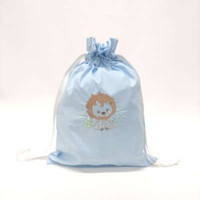 Saco de pano azul claro com bordado de leão e cordões brancos