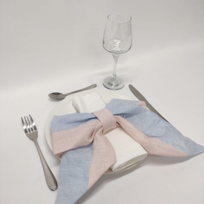 Conjunto de mesa com talheres, prato branco, guardanapos coloridos e taça de vidro