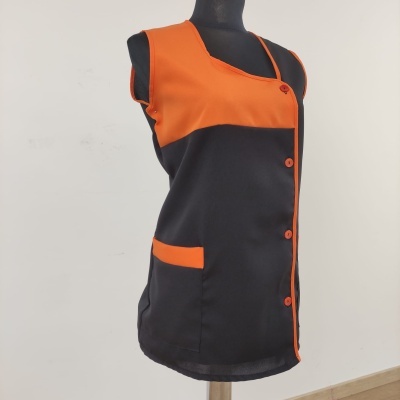 Blusa sem mangas bicolor laranja e preta com bolsos e botões em manequim