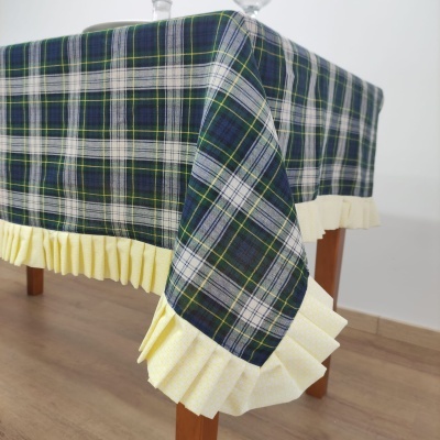 Toalha de mesa xadrez azul e verde com barra plissada amarela