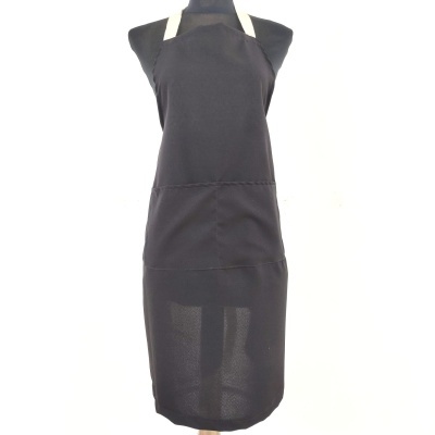 Avental preto liso com tiras brancas ao pescoço em manequim negro