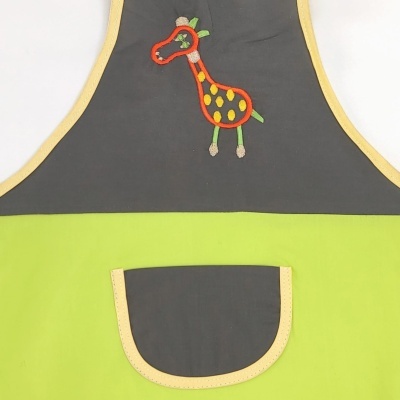 Avental infantil cinza e verde com bordado de girafa colorida e bolso frontal