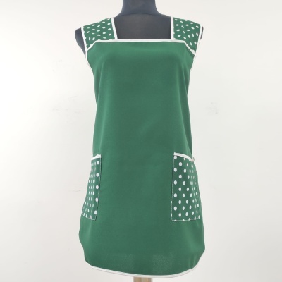 Vestido verde com bolsos e detalhes brancos com padrão de bolinhas