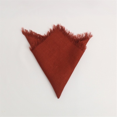Lenço castanho de linho com bordas desfiadas