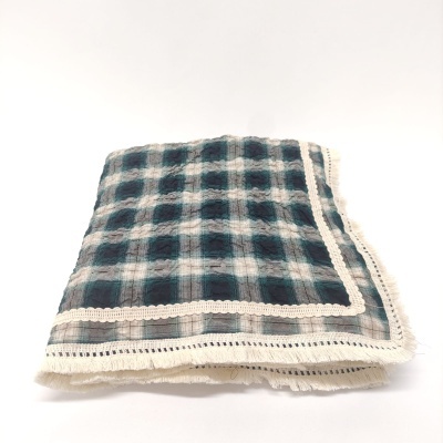 Manta xadrez com borda em crochê