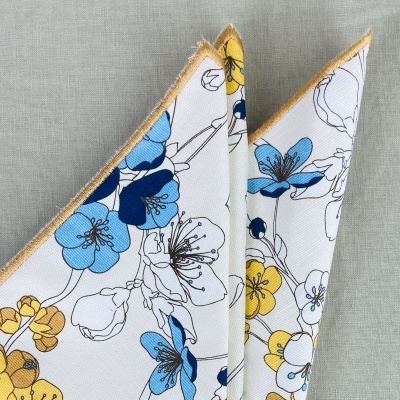 Pano de tecido com padrão floral azul e amarelo bordado