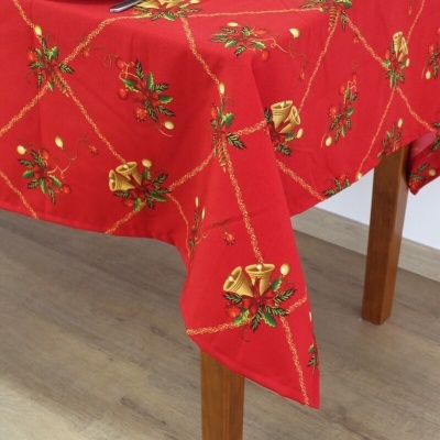Toalha de mesa vermelha com sinos dourados e azevinho