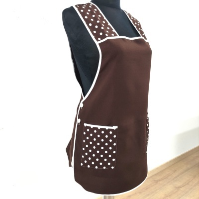 Avental castanho com bolinhas brancas em manequim