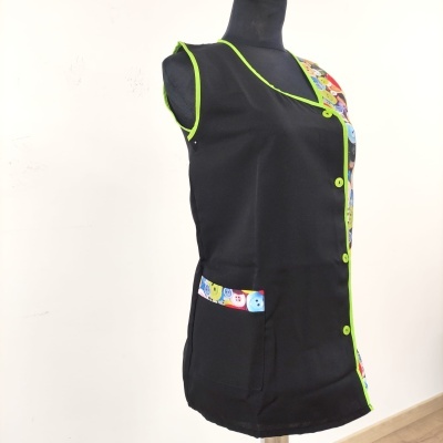 Colete preto com detalhes verdes e padrão colorido de emojis