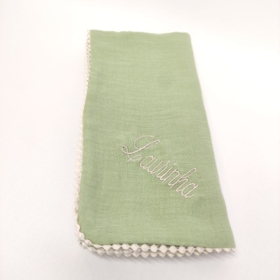Guardanapo verde claro com bordado Laurinha