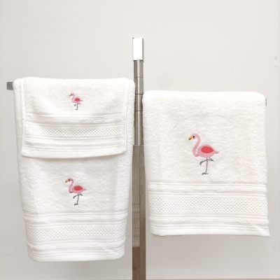 Conjunto de toalhas brancas com bordado de flamingo rosa penduradas