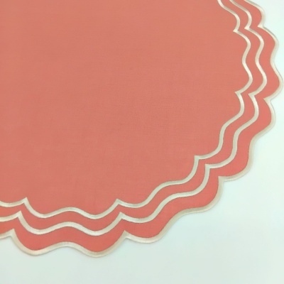 Toalha ou tapete redondo rosa com bordas onduladas brancas