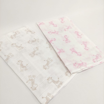 Dois panos brancos com girafas rosa e bege