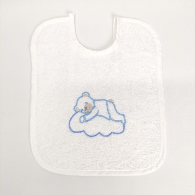 Babete branco com bordado de urso azul e bege a dormir sobre nuvem azul