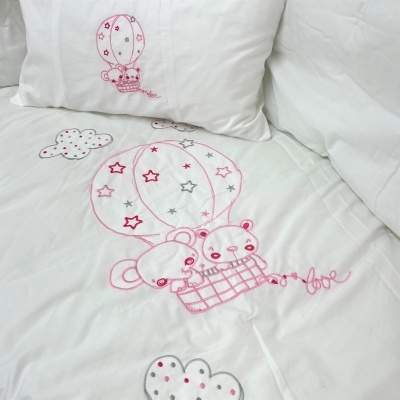 Jogo de cama branco bordado com balão, ursinhos e estrelas