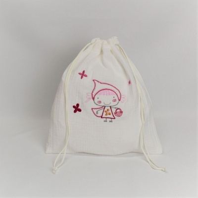 Saco de tecido branco com bordado de menina e flores