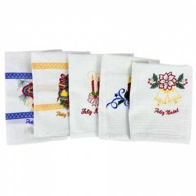 Seis toalhas brancas bordadas com temas natalícios coloridos