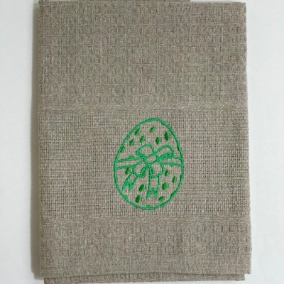 Toalha bege com bordado verde de ovo de Páscoa