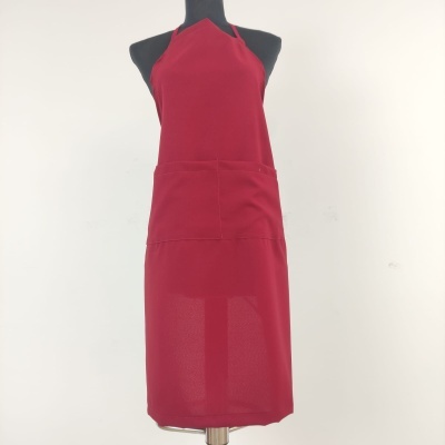 Avental vermelho com dois bolsos, em manequim preto