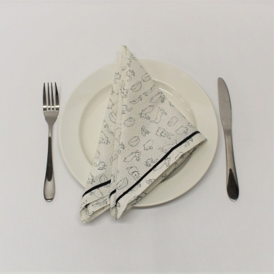 Conjunto de talheres com prato branco e guardanapo decorado