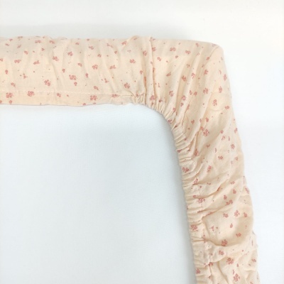 Lençol com elástico cor bege claro com padrão de flores cor de rosa