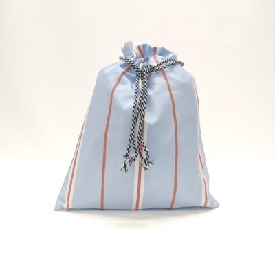 Saco azul claro com riscas e cordão trançado