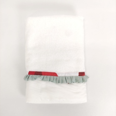 Toalha branca com borda vermelha e pregas verdes