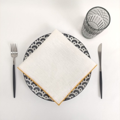 Conjunto de jantar com prato padrão preto e branco, guardanapo branco, talheres e copo
