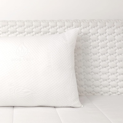 Almofada branca texturizada com colchão branco acolchoado ao fundo