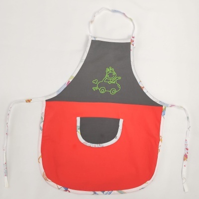 Avental infantil cinza e vermelho com desenho de vaca num carro e bolso frontal