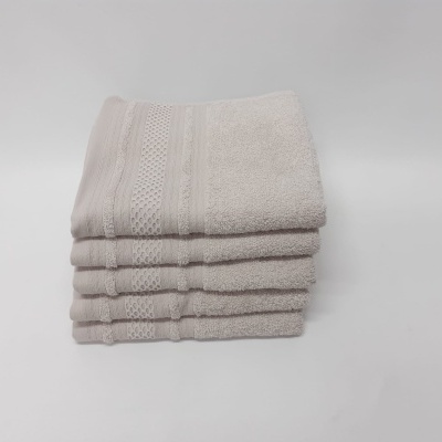 Conjunto de seis toalhas de banho creme empilhadas