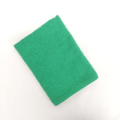 Esponja verde retangular com textura rugosa