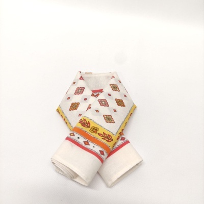 Três panos de cozinha brancos com estampados coloridos e padrões geométricos e florais