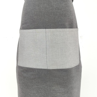 Avental cinzento claro de tecido com costura central