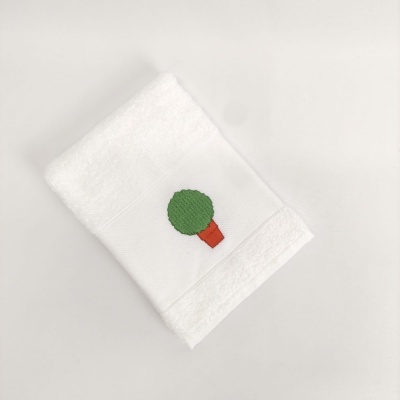 Toalha branca com bordado de árvore verde e tronco vermelho