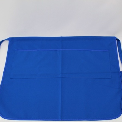 Avental azul com bolso frontal e tiras para amarrar