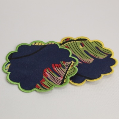 Duas aplicações em tecido em forma de nuvem com padrão de folhas coloridas