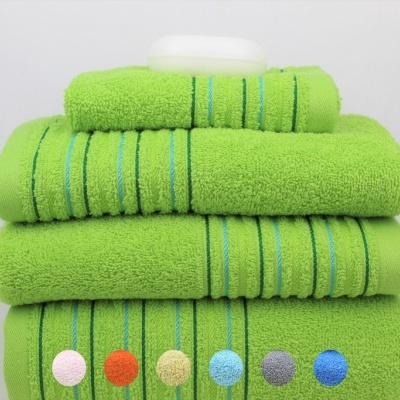 Conjunto de toalhas verdes com riscas azuis sobre fundo branco