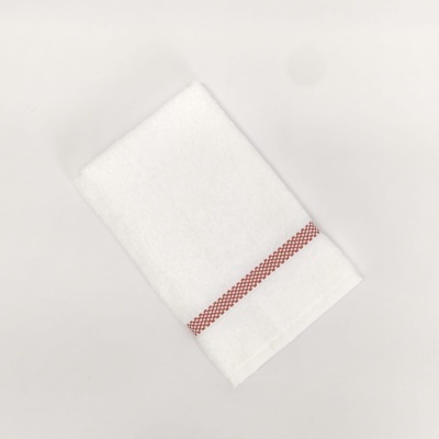 Toalha branca com faixa vermelha xadrez