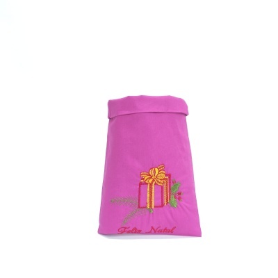 Saco rosa com bordado de presente e texto Feliz Natal