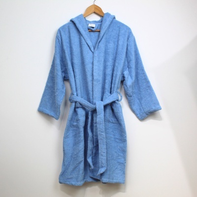 Robe azul claro felpudo com capuz pendurado
