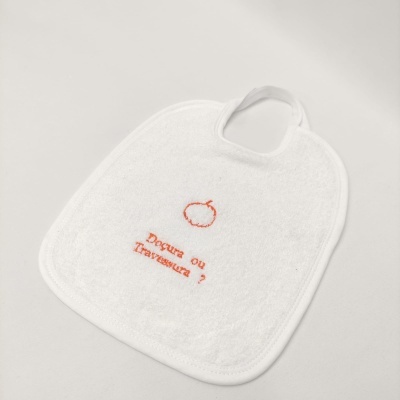 Babete branco com bordado laranja e texto 'Doçura ou Travessura ?'