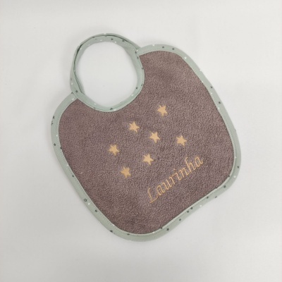 Babete infantil cinzento com estrelas amarelas e borda verde