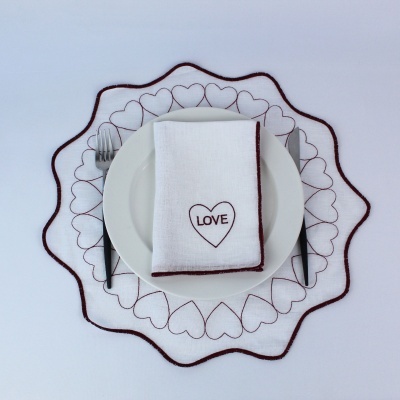 Conjunto de mesa branco com guardanapo bordado LOVE e base com corações bordados