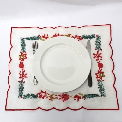 Toalhete de mesa natalício bordado com prato, garfo e faca