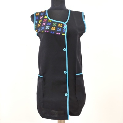 Vestido preto com botões azuis e padrão colorido no ombro vido frontal