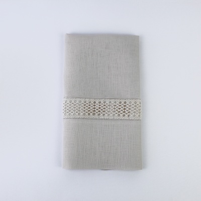 Guardanapo de tecido cinzento claro com anel rendado branco