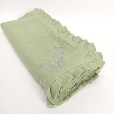 Guardanapo verde claro com bordado e borda pregueada